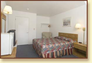 Single Queen motel room in Rio Dell